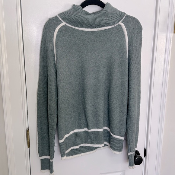 Chic Green Sweater with White Accents - Picture 2 of 6